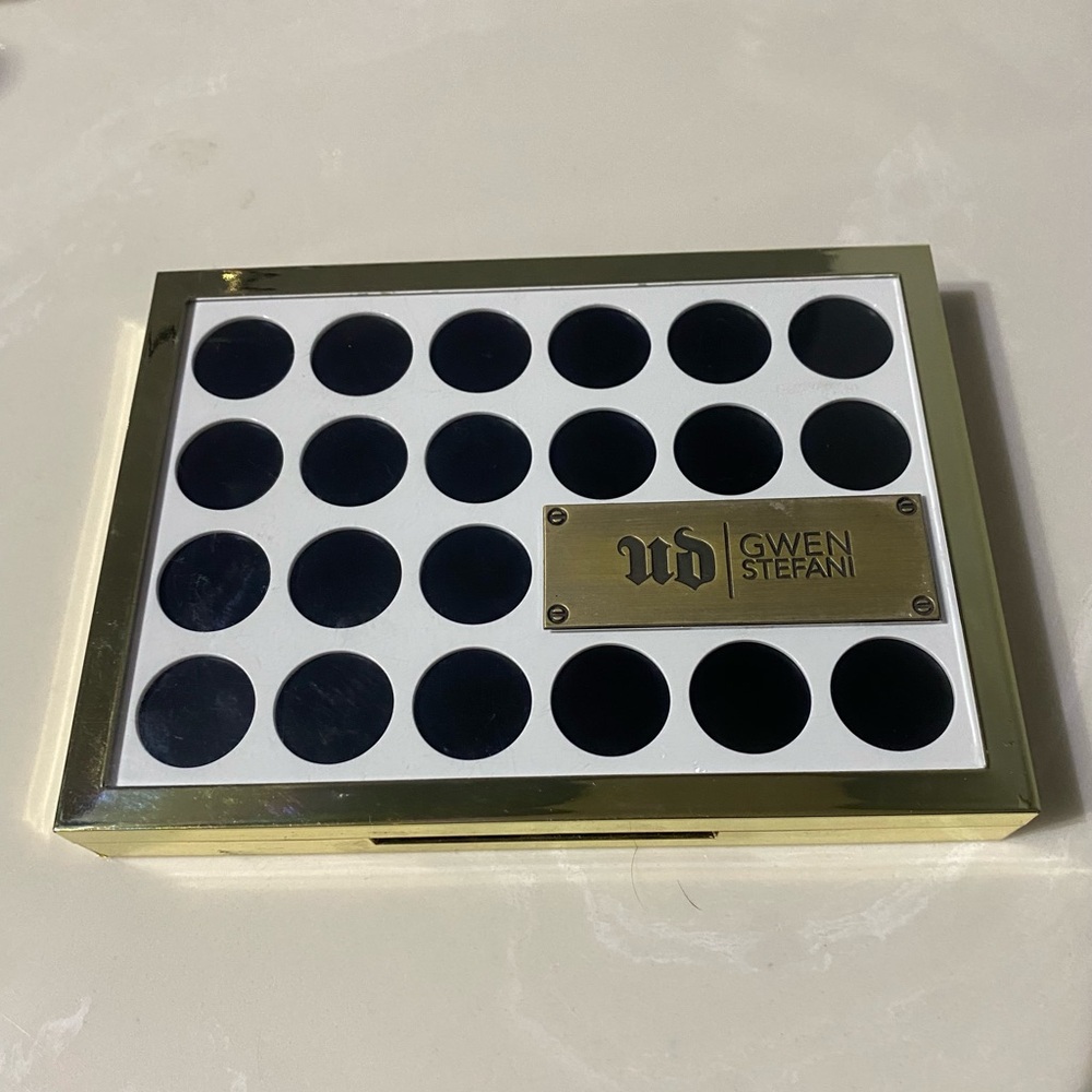 Urban Decay Gwen Stefani eyeshadow palette